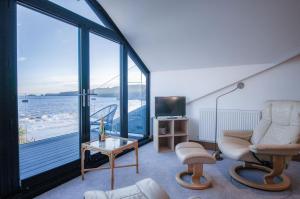 un soggiorno con vista sull'oceano di Beachways - 5 Bedroom Holiday Home - Saundersfoot a Saundersfoot