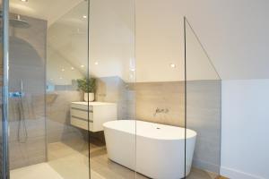 ห้องน้ำของ Stunning 4 Bedroom Home with Wild Spa, Gym & Hot Tub +35 ภาพ