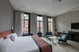 Cette chambre comprend un lit et un bureau. dans l'établissement Catalonia Vondel Amsterdam, à Amsterdam