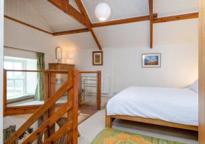 - une chambre avec un lit et un escalier dans l'établissement Sandpiper, à Feetham
