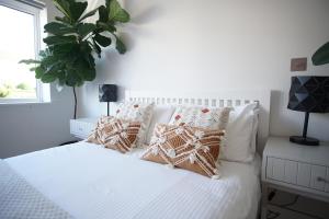 เตียงในห้องที่ Stunning 4 Bedroom Home with Wild Spa, Gym & Hot Tub