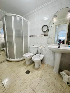 y baño con aseo, ducha y lavamanos. en A885 - Calasol - 2004 Finestrat s.l., en Cala de Finestrat