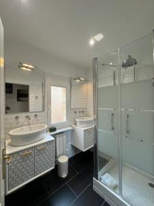 a bathroom with two sinks and a shower at L'annexe Bordeaux Traditions in Bordeaux