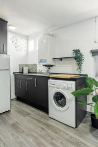 a kitchen with a washer and a washing machine at Charming Cozy Lavapies in Madrid