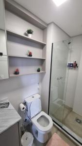 Et badeværelse på Apartamento ensolarado em condomínio clube