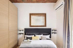 a bedroom with a bed with a black headboard at Il Giardino del Colosseo in Rome