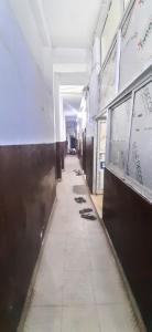 un corridoio vuoto in un edificio con graffiti sulle pareti di SPOT ON Gajadhar Rest House a Deoghar