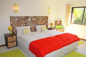 1 dormitorio con 1 cama grande y pared de piedra en Luxury Apartment, en Carvoeiro