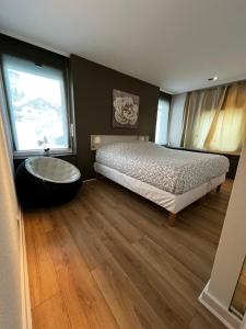 een slaapkamer met een bed en een groot raam bij Spacieux et lumineux 115m2 idéalement situé in Les Hôpitaux-Neufs
