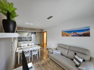 a living room and kitchen with a couch and a table at La Mar in Amposta