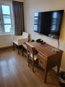 Televisyen dan/atau pusat hiburan di Gistihúsið - Lake Hotel Egilsstadir