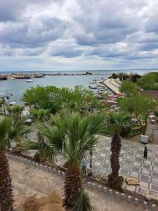 uma vista para uma massa de água com barcos em شقة بإطلالة على الشاطئ والكورنيش 5 Apartment with beach and sea view em Silivri