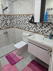 uma casa de banho com um WC e um lavatório em شقة بإطلالة على الشاطئ والكورنيش 5 Apartment with beach and sea view em Silivri