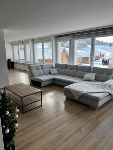 sala de estar amplia con sofá y mesa en Spacieux et lumineux 115m2 idéalement situé, en Les Hôpitaux-Neufs