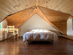 a bedroom with a bed and a wooden ceiling at La Calma Casa Quinta - PISCINA, PARRILLA, WIFI - in Pilar +29 photos
