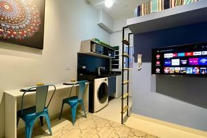 a room with a table and chairs and a tv at Studios Tiny House - Viva Essa Experiência in Sao Paulo