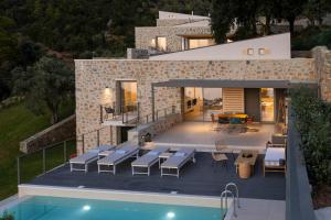 uma villa com uma piscina e uma casa em Atrium Villas em Kechria