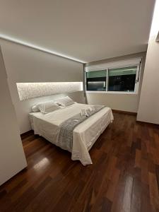 a bedroom with a large bed and a window at Casa Pampulha - espaço Gourmet com Piscina Aquecida in Belo Horizonte