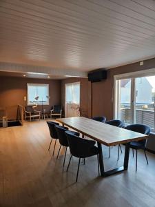 a large room with a wooden table and chairs at Tomannsbolig sentralt Stavanger in Stavanger