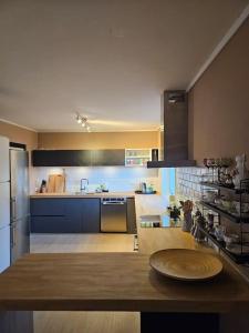 a kitchen with a counter with a plate on it at Tomannsbolig sentralt Stavanger in Stavanger