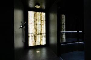 ラ・シャペル・ダボンダンスにあるLes Gentianettes Hotel & Spaのバスルームのドア(窓付)