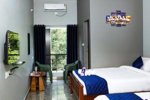 um quarto com 2 camas e uma janela em Bay Walk Residency em Auroville