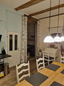 Bülstedt的住宿－Ferienwohnung Noltenius，厨房以及带桌椅的用餐室。