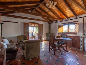 un soggiorno con tavolo e sedie di Apartamento Almazara de Paulenca a Paulenca