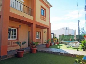 dom z doniczkami i basenem w obiekcie Luxurious villa with private pool - Villa Jardín w mieście Santa Cruz de Tenerife