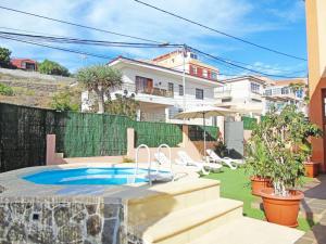 una casa con piscina en un patio en Luxurious villa with private pool - Villa Jardín en Santa Cruz de Tenerife