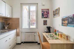 een keuken met een tafel en een raam bij Lyon Séjour Chambre Cozy pour une personne chez l habitant in Lyon