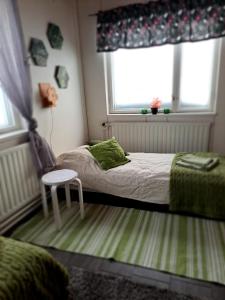 a small bedroom with a bed and a window at Northernlight guesthouse in Kuusamo