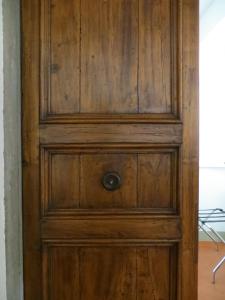 a wooden door with a knob on it at Toscanelli Residenza d'Epoca in Florence