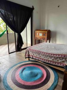 Habitación con 2 camas y alfombra en el suelo en Lees' Beach House en Garita