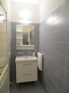 La salle de bains est pourvue d'un lavabo et d'un miroir. dans l'établissement Toscanelli Residenza d'Epoca, à Florence