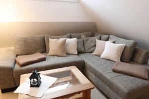 uma sala de estar com um sofá cinzento e uma mesa de centro em Mühlenblick - 57-03 em Kühlungsborn