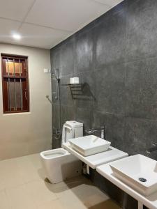 ein Bad mit einem WC, einem Waschbecken und einer Dusche in der Unterkunft Nature Korale in Galle