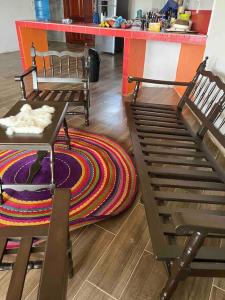 una cucina con due sedie, un tavolo e un tappeto di Lees' Beach House a Garita