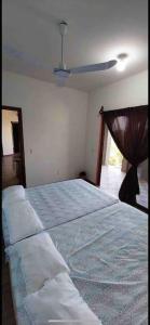 1 dormitorio con 1 cama grande en una habitación en Lees' Beach House en Garita