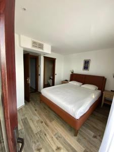 イスタンブールにあるマンガナ コナック ホテルのベッドルーム1室(大型ベッド1台付)