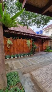 una cerca frente a una casa con un patio en Vila Mas Banana Leaf Vila, en Kejayan