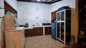 Кухня или мини-кухня в Vila Mas Banana Leaf Vila
