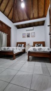 Кровать или кровати в номере Vila Mas Banana Leaf Vila