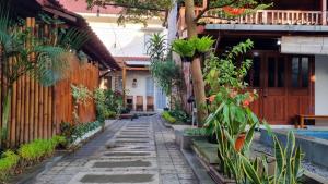 un callejón en una casa con plantas en Vila Mas Banana Leaf Vila, en Kejayan