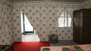 1 dormitorio con 1 cama y una ventana con cortinas en Elefantastic, en Jaipur