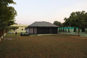 un edificio con techo negro en un patio en Elefantastic, en Jaipur