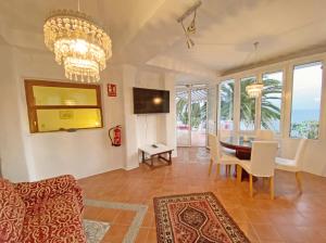 salon ze stołem jadalnym i krzesłami w obiekcie Apartamento Bella Vista w mieście Tabaiba