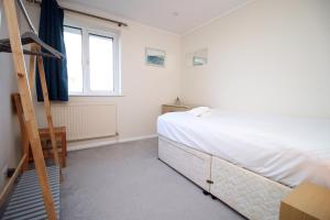 Un dormitorio con una cama blanca y una escalera en Cohost Partners- FREE Parking Close to town, en Bath