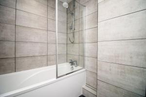 uma casa de banho com banheira e chuveiro em Cohost Partners- FREE Parking Close to town em Bath