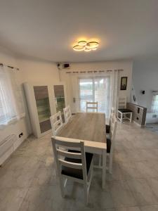 comedor con mesa y sillas en Terra da Eira - Villa mit Pool Western Algarve, en Vila do Bispo